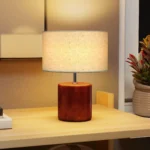 Robust Bordslampa i Trä och Linne – Perfekt för Sovrum och Läshörna