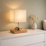 Skandinavisk Bordslampa i Massivt Trä med Integrerad Laddning