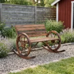 Rustik Gungbänk i Trä med Vagnhjulsdesign – Charmig Trädgårdsbänk för Två Personer