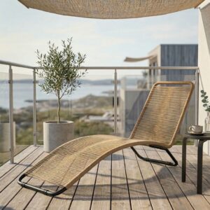 Ergonomisk Solstol i Naturfärgad Konstrotting – Stilren S-formad Design