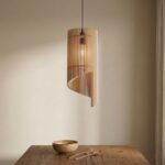 Elegant Taklampa i Trä – Skandinavisk Design med Mjuk och Stämningsfull Belysning