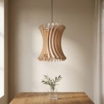 Modern Taklampa i Trä – Stilren Design med Organisk Form