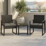 Stilrent Trädgårdsset i 3 Delar – 2 Stolar med Dynor och Soffbord i Konstrotting – Svart