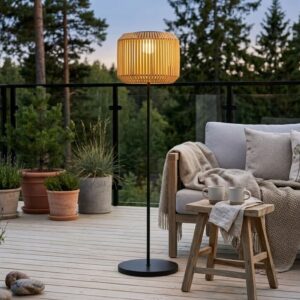 Elegant Solcellsdriven Trädgårdslampa i Rotting - Automatisk Tändning -130 cm
