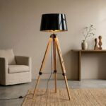 Elegant Trefotad Golvlampa i Bambu – Höjdjusterbar 102–145 cm – Blank Svart Skärm med Gyllene Insida – E27